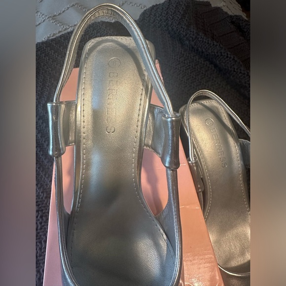 Lohanna Silver Pointed-Toe Slingback Mule Pumps. Size 8. Worn once. - Picture 2 of 4